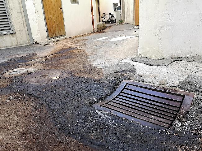 Verunreinigung. Warum sich das Heizöl in einer Seitengasse beim Visper Kaufplatz ungehindert ausbreiten konnte, wird derzeit ermittelt. 