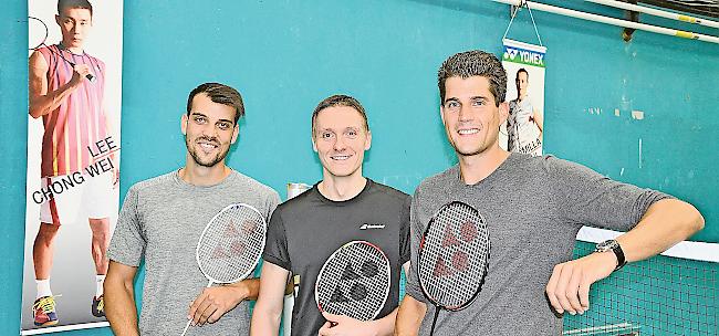 Die ehemalige Weltnummer 1 im Badminton hängt an der Wand, der aktuelle westdeutsche Meister steht auf dem Platz: Kai Waldenberger (Mitte) neben  Yoann Freysinger (links) und Marco Fux.