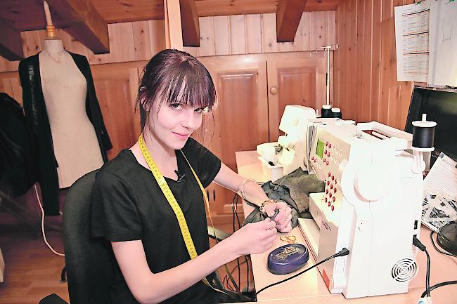 Deborah Hermann bei der Arbeit an der Nähmaschine.