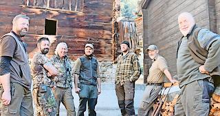 Jagdgruppe &laquo;Gratzug&raquo;. Andreas Brantschen, Nicolas Roten, Gerhard, Sebastian und Max Brantschen, Daniel Roten und Kurt  Brantschen (von links, es fehlen Marcel und Amedee Brantschen) besprechen den Jagdverlauf.Fotos wb