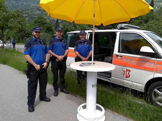 Bürgernähe. Die Visper Polizei ist mit einem mobilen Polizeiposten im Einsatz in der Sonnenstrasse (Visp West).