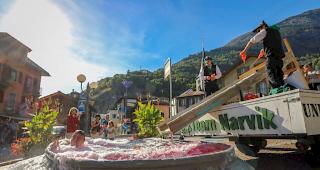 Das traditionelle Bad im Drachenblut auf dem Marktplatz in Naters