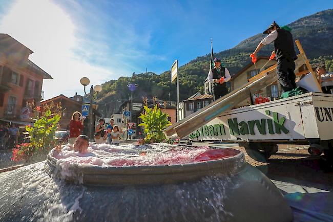 Das traditionelle Bad im Drachenblut auf dem Marktplatz in Naters