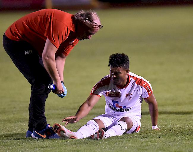 Henry Acosta am Boden, der FC Naters Oberwallis leidet.