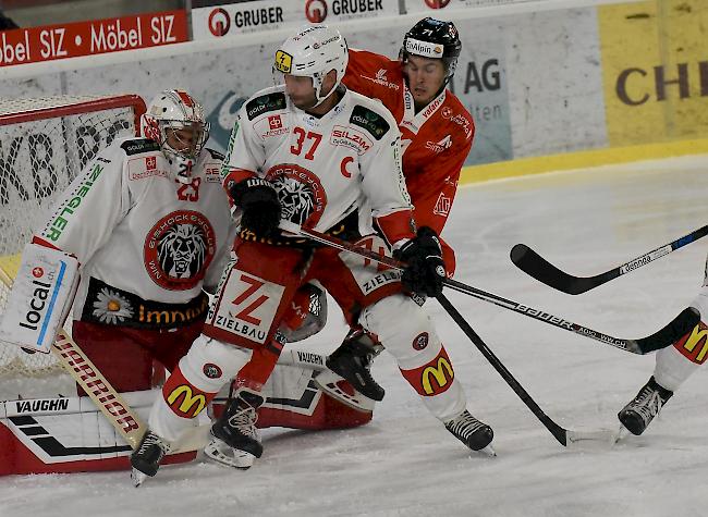 Hofstetter bedrängt die Winterthurer Defensive mit Kobach und Goalie Oehninger, elf Tore und ein 6:5.