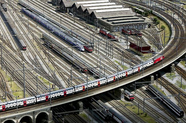 Leichtsinnig. Am frühen Sonntagmorgen stiegen vier Jugendliche auf das Dach des Zürcher Hauptbahnhofs. Eine 17-Jährige stürzte dabei 12 Meter in die Tiefe und verstarb noch auf der Unfallstelle. (Symbolbild)