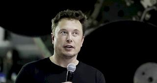 Einigung. Elon Musk bleibt an der Spitze des Tesla-Konzerns, zieht sich jedoch f&uuml;r mindestens drei Jahre aus dem Verwaltungsrat zur&uuml;ck.