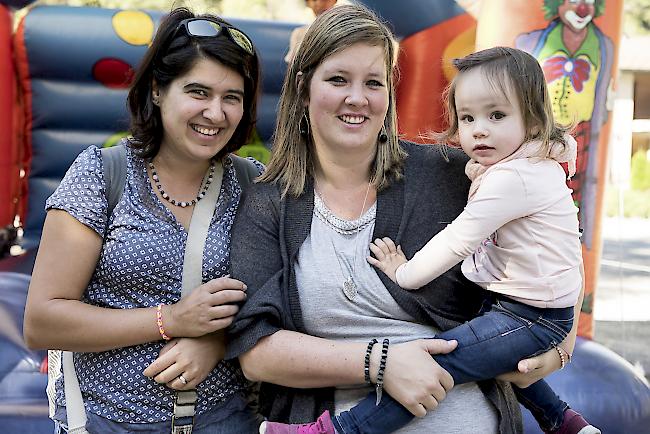 Nicole Stoffel (32) aus Visperterminen und Manuela (31) mit Laura Steiner (2) aus Glis.