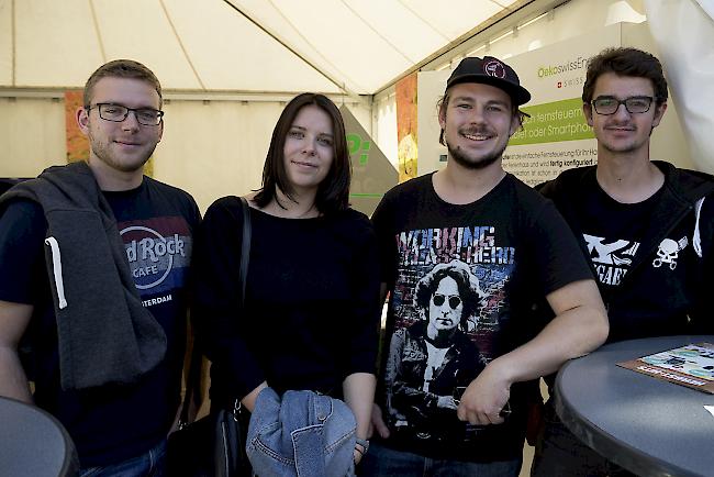 Etienne Mathieu (23), Celine Locher (17) und Jonas Signorell (24) aus Susten und Lukas Schnyder (20) aus Bratsch.