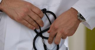 Der beschuldigte Arzt hat trotz Berufsverbot weiter praktiziert. 