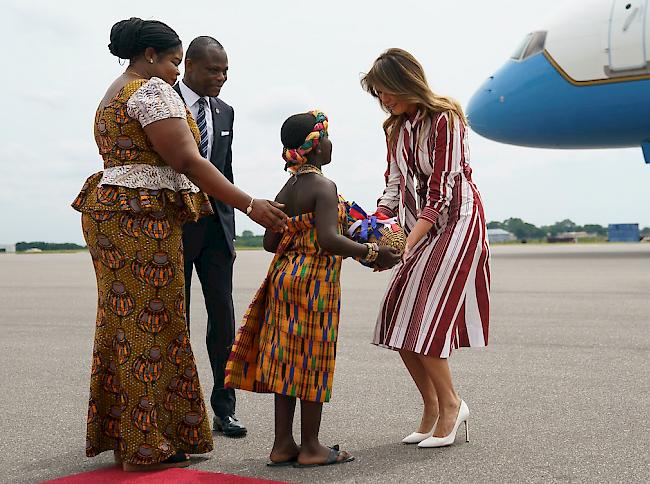 Melanie Trump wird am Flughafen mit Blumen beschenkt.