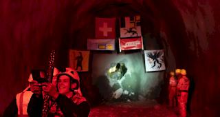 Ein Mineur verewigt den Durchstich auf einem Selfie.