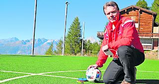 Fabian Furrer auf der Ottmar Hitzfeld GsponArena, dem h&ouml;chstgelegenen Fussballstadion Europas.