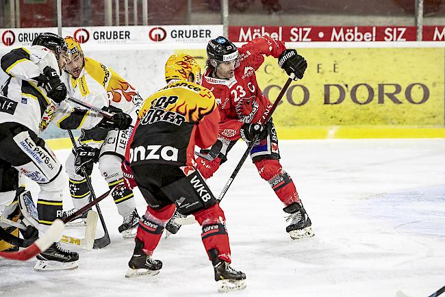 Kissel und Van Guilder bedrängen Ajoies Abwehr, Visp agierte mit dem Gegner auf Augenhöhe.