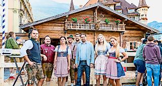 &laquo;O&rsquo;zapft is!&raquo;. Die Organisatoren und Helfer des ersten Oktoberfests in der Alpenstadt mit Brig-Glis&rsquo; Vizepr&auml;sident Patrick Amoos.Foto WB/Andrea Soltermann