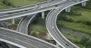 Auf der Autobahn A53 hat der Falschfahrer gewendet und fuhr in die Gegenrichtung. 