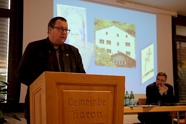 Ortspfarrer Paul Martone an seinem Referat