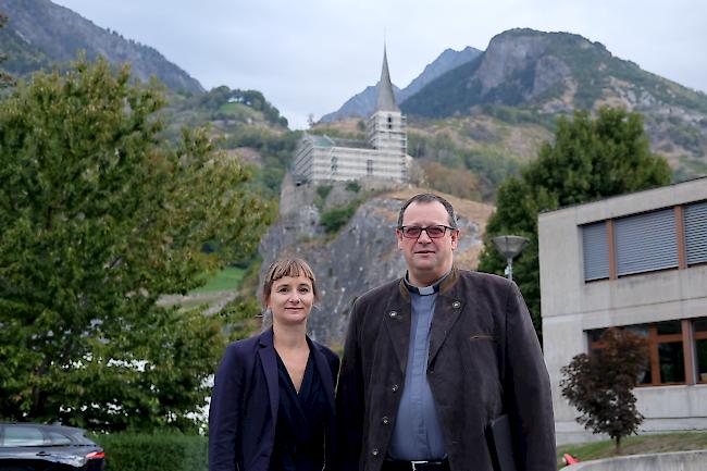 Vorstandspräsidentin Marie-Claude Schöpfer und Ortspfarrer Paul Martone