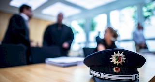 In Nordrhein-Westfalen ist ein erst f&uuml;nf Monate altes Baby am sp&auml;ten Freitagabend aus dem Fenster gest&uuml;rzt. Die Polizei hat Ermittlungen aufgenommen. 