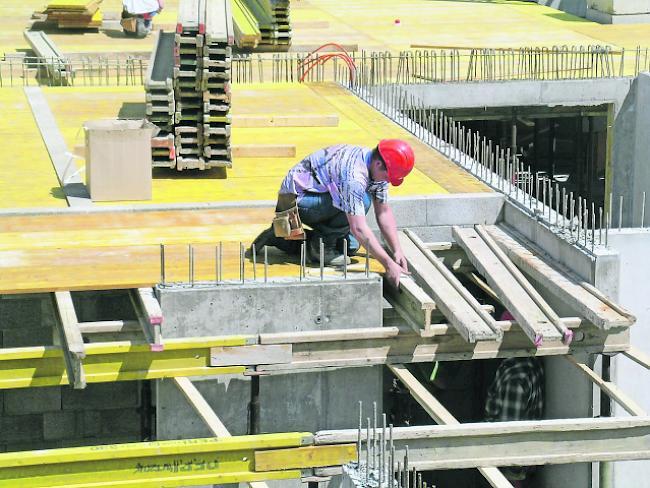 Beschäftigung. Zum Rückgang der Arbeitslosigkeit im Wallis hat gemäss Kanton insbesondere die Baubranche beigetragen.