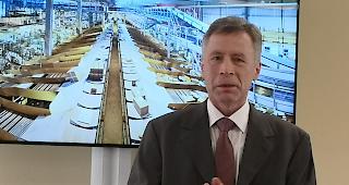 Neubau. Ulrich Hurni, Konzernleiter Post, stellt das neue Postzentrum in V&eacute;troz anl&auml;sslich des Spatenstichs vor.