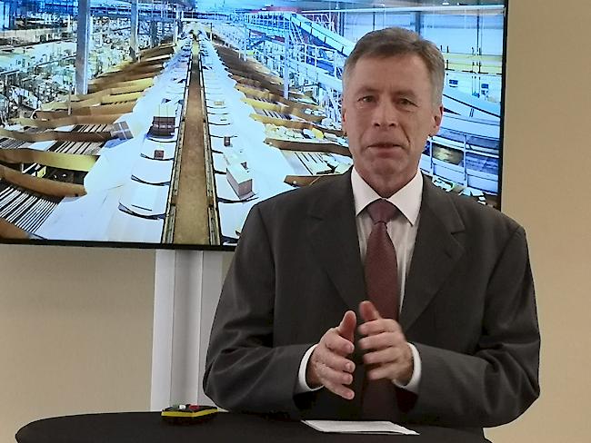 Neubau. Ulrich Hurni, Konzernleiter Post, stellt das neue Postzentrum in Vétroz anlässlich des Spatenstichs vor.
