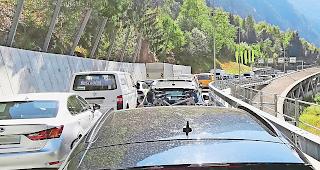 Untersch&auml;tzt. Die Warteschlangen beim Autoverlad in Goppenstein sind l&auml;nger als von BLS im Sommer angek&uuml;ndigt.