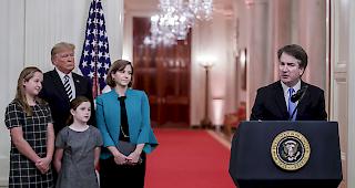 Umstritten. Brett Kavanaugh&nbsp;ist in der Nacht auf Dienstag offiziell und &ouml;ffentlich als Richter am Supreme Court&nbsp;vereidigt&nbsp;worden.