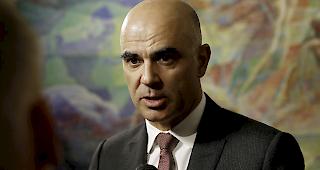 Neues Gesetz. Innenminister Alain Berset bef&uuml;rwortet im Grundsatz eine verdeckte Beobachtung durch die Sozialversicherungen, will daf&uuml;r jedoch enge und klare Grenzen festlegen.