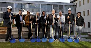 Die im Projekt involvierten Personen beim Spatenstich vom Dienstagmorgen im St. Josefsheim.