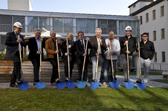 Die im Projekt involvierten Personen beim Spatenstich vom Dienstagmorgen im St. Josefsheim.