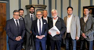 Die Verantwortlichen freuen sich &uuml;ber die Baueingabe (von links): FFHS-Rektor Michael Zurwerra, FernUni-Direktoren St&eacute;phane Pannatier und Dr. Damien Carron, Stadtpr&auml;sident Louis Ursprung, Walter Borter (Vize-Pr&auml;sident der Baukommission), Bruno Attinger (Pr&auml;sident Baukommission), Patrick Amoos und Roland Imhof von der Stadtgemeinde.