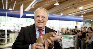 Tradition. Bundesrat Johann Schneider-Ammann posiert im Olma-Stall f&uuml;r das obligate S&auml;ulibild.