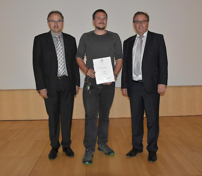 Ausgezeichnet. Gilbert Briand, Chef der Dienststelle für Personalmanagement, Michael Lagger, bester Lernender 2018 beim Staat Wallis, und Roberto Schmidt, Vorsteher des Departements für Finanzen und Energie (v.l.).