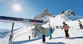 Gut unterwegs. Wintersportler bei der Bergstation der Gletscherbahn Hockenhorngrat.Foto zvg