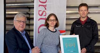 Die Preisstifter Claudia und Dr. Franz Mattig &uuml;bergeben Willy Werlen von Forst Goms den Preis