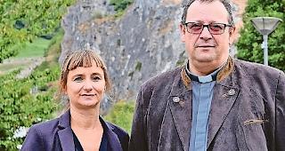 Historisch versiert. Vorstandspr&auml;sidentin Marie-Claude Sch&ouml;pfer und &shy; Pfarrer Paul Martone.Foto WB