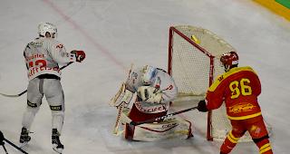 Siders' Guillaume Maillard (rechts) gegen Goalie Maxime Baud und Verteidiger Jimmy Oudelet noch ohne Erfolg, doch in der 53. und 60. Minute traf er zweimal zum Sieg.