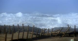 Der Sturm "Leslie" ist am Samstagabend an der Atlantik-K&uuml;ste auf das Festland getroffen. 