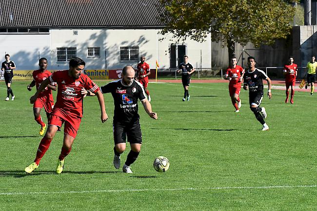 Spahiu gegen Chenois-Verteidiger Oliveira, der FC Naters Oberwallis fand den Weg zum Tor nicht.