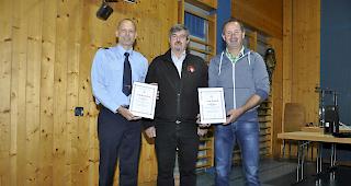 Die abtretenden Kommandanten Christian Grand (links), FW Naters, und Markus Kiechler, FW Leukerbad (rechts) mit Guido Bregy.