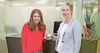 Liana Truffer mit der Leiterin Privatkundenberatung Christine Wyssen.