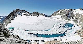 Dramatische Eisverluste. Der Ch&uuml;ebodengletscher &ouml;stlich des Nufenenpasses am 18. Juli 2010 (oben) und am 8. September 2018.  Die Eisberge sind Triebschnee, der sich im schneereichen Winter 2017/2018 an den Seer&auml;ndern abgelagert hatte und sich im Sommer St&uuml;ck f&uuml;r St&uuml;ck vom Ufer l&ouml;ste. 