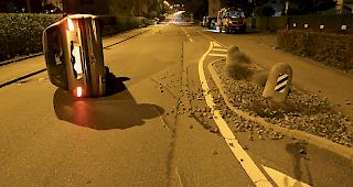 Auf der Seite gelandet und dort stehen geblieben ist ein Auto am Dienstagabend in Ebikon. 