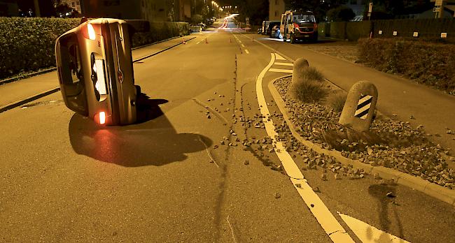 Auf der Seite gelandet und dort stehen geblieben ist ein Auto am Dienstagabend in Ebikon. 