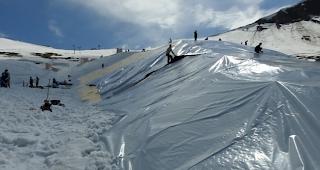 Auf der Tschentenalp wurde in Schneehaufen mit D&auml;mmmatten und Kunsstofffolie eingepackt. Snowfarming nennt sich das Ganze.
