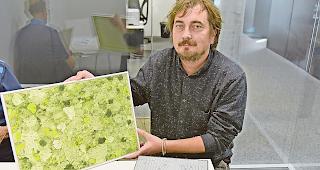 Vorfreude. Nikolaus Lapuch und Werke, die er in Bellwald schuf: &laquo;Ich freue mich auf den  &lsaquo;Tag des offenen Ateliers&rsaquo;.&raquo;Foto wb