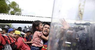 Dramatische Szenen. Wollen in Richtung USA: Zahlreiche lateinamerikanische Migranten an der Grenze zwischen Guatemala und Mexiko.