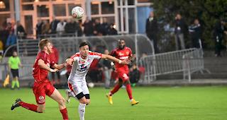 Naters-St&uuml;rmer Ivan Markovic gegen Lancy-Verteidiger Palermo, die Oberwalliser konnten ihre Chancen und Vorteile nicht ausnutzen.