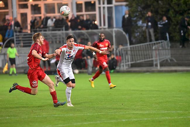 Naters-Stürmer Ivan Markovic gegen Lancy-Verteidiger Palermo, die Oberwalliser konnten ihre Chancen und Vorteile nicht ausnutzen.